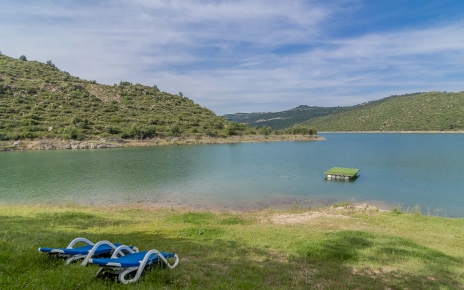 ¡Toma el sol junto al lago y salta desde la plataforma!